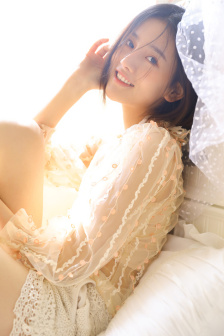 美女露着奶头光胸光屁屁还趴着打光屁